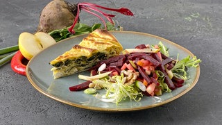 Nudelauflauf mit Spinat und Rote-Bete-Apfel-Salat