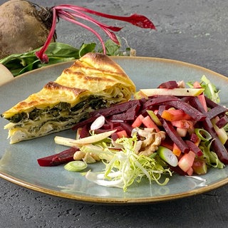 Nudelauflauf mit Spinat und Rote-Bete-Apfel-Salat