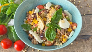 Nudelsalat mit Oliven und Spitzpaprika