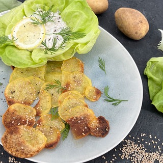 Ofenkartoffeln mit Kopfsalat und Forellencreme