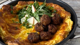 Ofenpfannkuchen (Dutch-Baby) mit Hackbällchen und Petersiliensalat