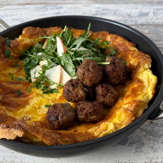 Ofenpfannkuchen (Dutch-Baby) mit Hackbällchen und Petersiliensalat