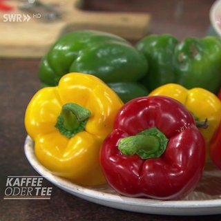 Paprika in Gelb, Rot und Grün auf einem Teller