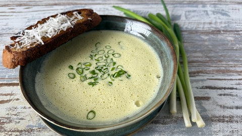 Parmesansuppe mit Knoblauch-Croûtons