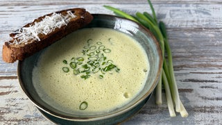 Parmesansuppe mit Knoblauch-Croûtons