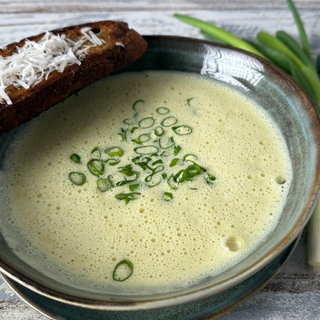 Parmesansuppe mit Knoblauch-Croûtons