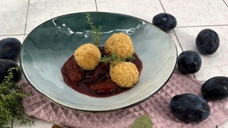 Quark-Knödel mit Camembert und pikantem Zwetschgenkompott