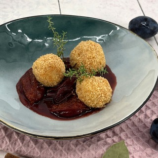 Quark-Knödel mit Camembert und pikantem Zwetschgenkompott