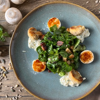 Gebackene Champignons mit Ziegenkäse und Feldsalat