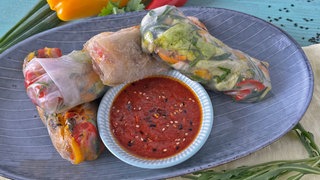 Gebratene Sommerrollen mit Paprika und Chili-Dip