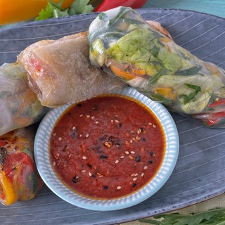 Gebratene Sommerrollen mit Paprika und Chili-Dip