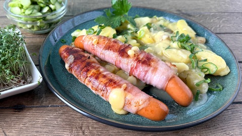 Saure Kartoffelrädle mit Würstchen und Gurken-Bärlauch-Salat