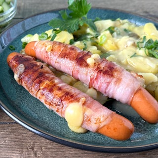 Saure Kartoffelrädle mit Würstchen und Gurken-Bärlauch-Salat