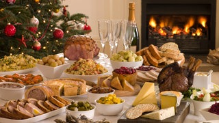 Festlich gedeckter Tisch mit Weihnachtsdekoration und leckerem Essen