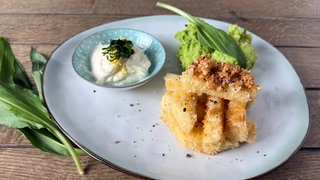 Knusprige Selleriestäbchen mit Erbsenpüree