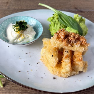 Knusprige Selleriestäbchen mit Erbsenpüree