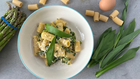 Rigatoni mit grünem Spargel und Bärlauch