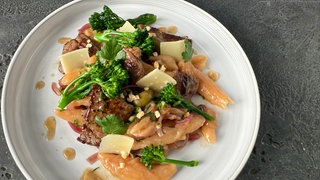 Scherennudeln mit Rinderfiletstreifen und wildem Brokkoli