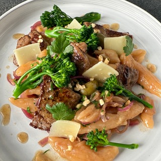 Scherennudeln mit Rinderfiletstreifen und wildem Brokkoli