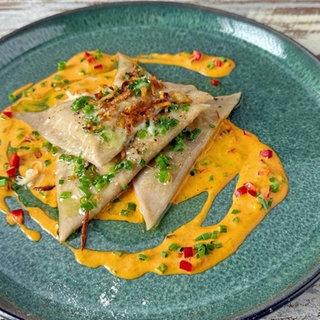 Schlutzkrapfen mit Pesto-Frischkäse-Füllung mit Paprika-Rahmsoße