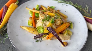 Schupfnudeln mit Pastinaken-Rahmsoße, Rosenkohl und bunten Karotten