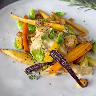 Schupfnudeln mit Pastinaken-Rahmsoße, Rosenkohl und bunten Karotten