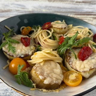 Spaghetti mit Tomaten, gebackenen Auberginen und Rucola