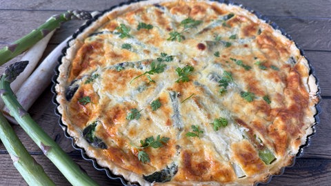 Spargel-Quiche mit Schinken und Pecorino