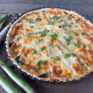 Spargel-Quiche mit Schinken und Pecorino