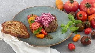 Tomatensalat mit Pesto-Frikadellen und Parmesan-Crostini
