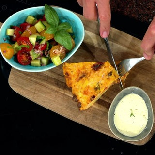 Tortilla mit getrockneten Tomaten und Tomaten-Gurken-Salat