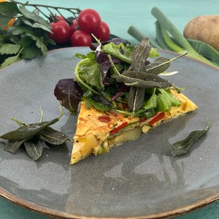 Tortilla mit Tomaten und Salbei