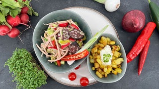 Wurstsalat mit Radieschen und Bratkartoffeln