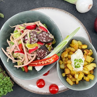 Wurstsalat mit Radieschen und Bratkartoffeln