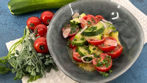 Zucchini-Tomaten-Salat 	