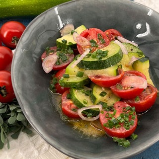 Zucchini-Tomaten-Salat 	