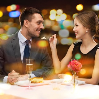 Verliebtes Paar beim Abendessen