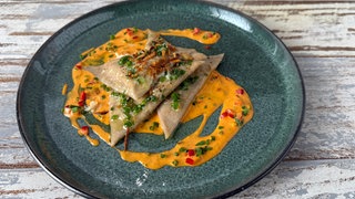 Schlutzkrapfen mit Pesto-Frischkäse-Füllung mit Paprika-Rahmsoße