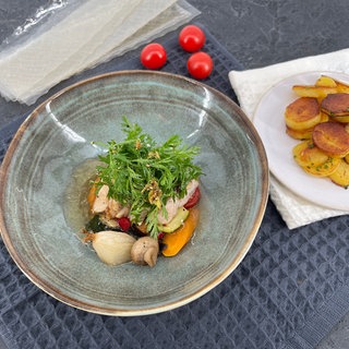 Tellersülze mit Bratkartoffeln und Wildkräutersalat