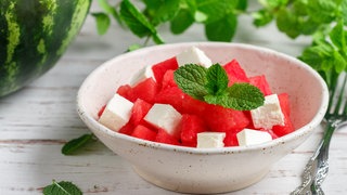 Wassermelone und Feta in einer Schüssel