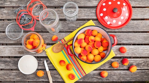 Einmachgläser, Topf und Aprikosen