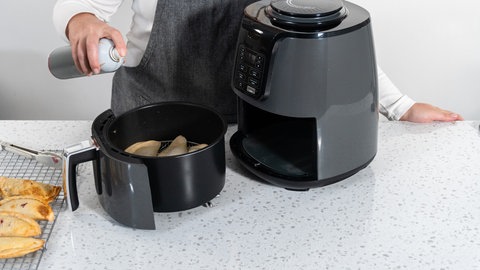 Heißluftfritteuse - was kann sie und braucht man das? Gargut mit Öl besprühen