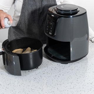 Heißluftfritteuse - was kann sie und braucht man das? Gargut mit Öl besprühen