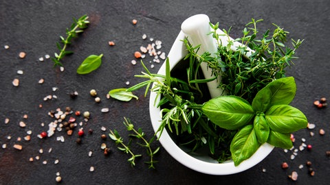 Mörser mit Kräutern