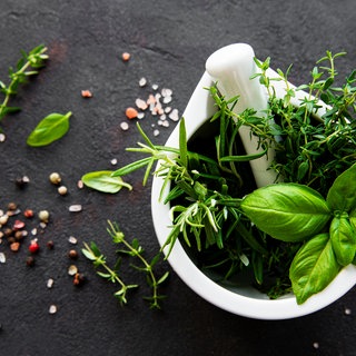 Mörser mit Kräutern