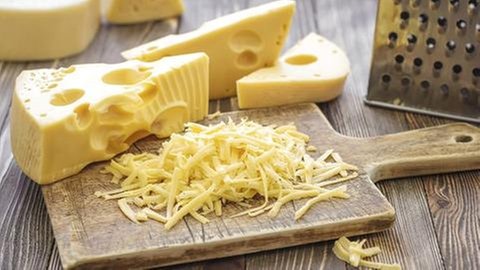 Käse auf einem Schneidebrett