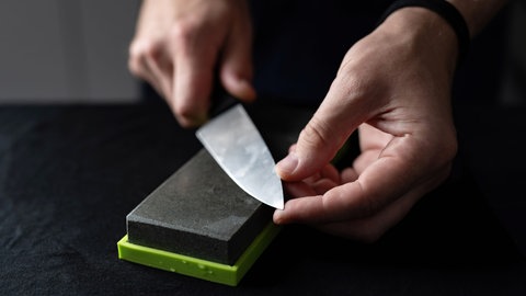 Messer auf Block zum Schärfen und Wetzen