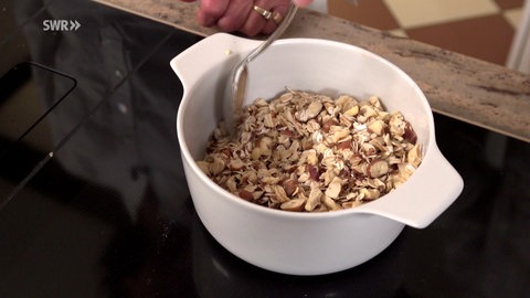 Basismüsli mit Haselnüssen, getrockneten Apfelringen, Leinsamen und Haferflocken.