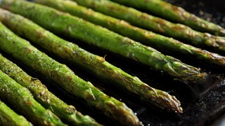 Grüne Spargel-Stangen nebeneinander