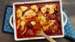 Gratin aus Chicorée mit Tomatensauce, Oliven und Mozzarella enthält gesunde Bitterstoffe